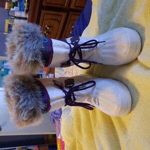 Snow Boots, white rubber, faux fur rim and insulated